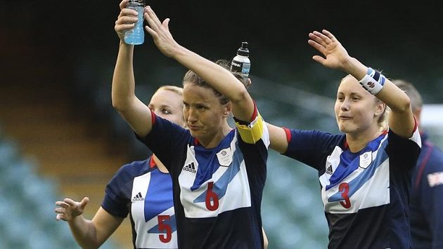 Britské fotbalistky se radují po výhře nad Brazílií. Britské fotbalistky se radují po výhře nad Brazílií.