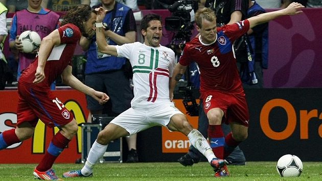 David Limberský (vpravo) společně s Petrem Jiráčkem brání Portugalce Joaa Moutinha. David Limberský (vpravo) společně s Petrem Jiráčkem brání Portugalce Joaa Moutinha.