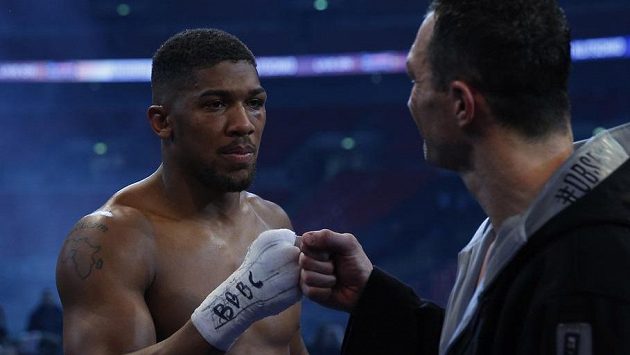 Anthony Joshua a Vladimir Kličko na stadiónu ve Wembley. Anthony Joshua a Vladimir Kličko na stadiónu ve Wembley.