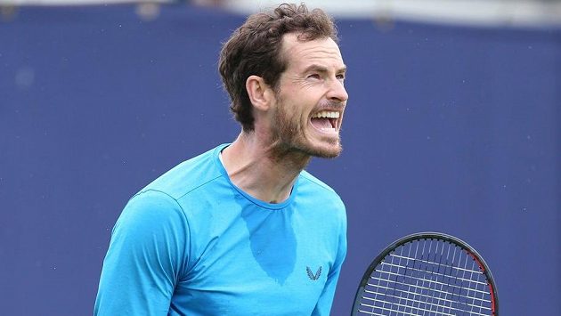 Andy Murray maká na svém návratu na kurty. Andy Murray maká na svém návratu na kurty.