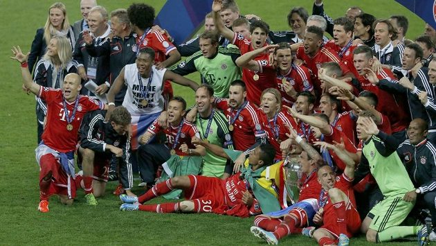 Fotbalisté Bayernu se radují z triumfu v Lize mistrů. Fotbalisté Bayernu se radují z triumfu v Lize mistrů.