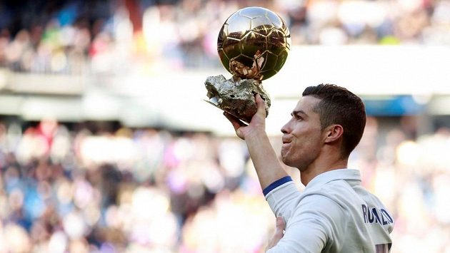 Cristiano Ronaldo ukazuje Zlatý míč zaplěným ochozům před utkáním s Granadou. Cristiano Ronaldo ukazuje Zlatý míč zaplěným ochozům před utkáním s Granadou.