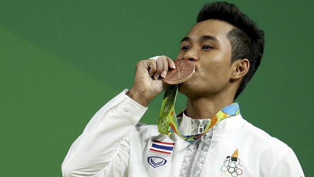 Thajský vzpěrač Sinphet Kruaithong s bronzovou olympijskou medailí ve dvojboji. Thajský vzpěrač Sinphet Kruaithong s bronzovou olympijskou medailí ve dvojboji.