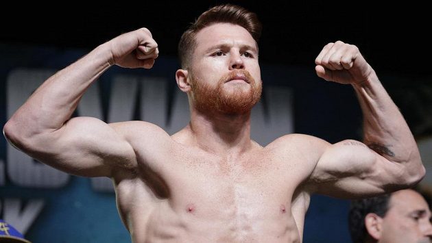 Saúl Álvarez na snímku ze září loňského roku při vážení v Las Vegas před zápasem s Kazachem Gennadijem Golovkinem. Saúl Álvarez na snímku ze září loňského roku při vážení v Las Vegas před zápasem s Kazachem Gennadijem Golovkinem.