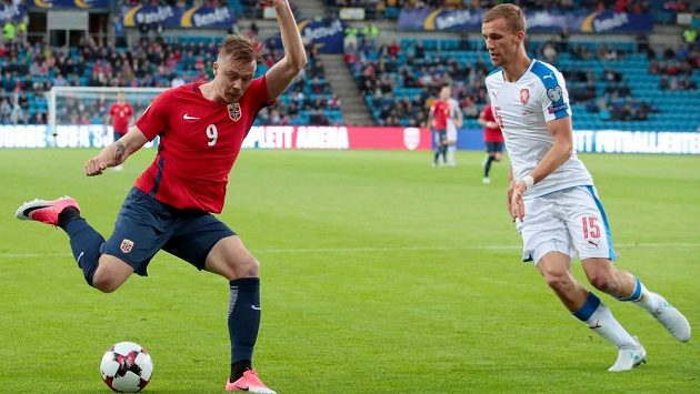 Alexander Toft Soderlund z Norska se snaží odcentrovat přes Tomáše Součka (vpravo). Alexander Toft Soderlund z Norska se snaží odcentrovat přes Tomáše Součka (vpravo).