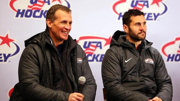Americký kapitán Brian Gionta (vpravo) a kouč Tony Granato při tiskové konferenci během Winter Classic. Americký kapitán Brian Gionta (vpravo) a kouč Tony Granato při tiskové konferenci během Winter Classic.