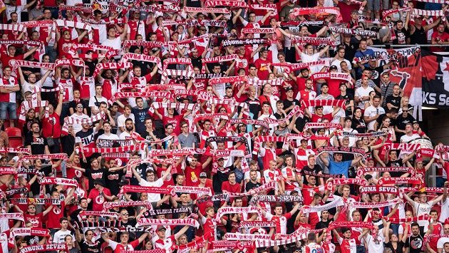 Fanoušci Slavie na archviním snímku z ligového střetnutí s Karvinou. Fanoušci Slavie na archviním snímku z ligového střetnutí s Karvinou.