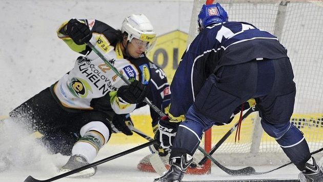 Karlovarský Martin Zaťovič (vlevo) dává v akrobatické pozici gól do sítě Kladna. Karlovarský Martin Zaťovič (vlevo) dává v akrobatické pozici gól do sítě Kladna.