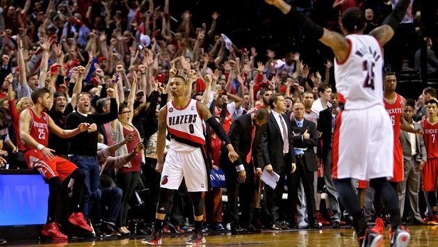 Damian Lillard (číslo 0) právě spustil svou trojkou v poslední vteřině zápasu proti Houstonu v portlandské hale nekončící festival oslav. Damian Lillard (číslo 0) právě spustil svou trojkou v poslední vteřině zápasu proti Houstonu v portlandské hale nekončící festival oslav.