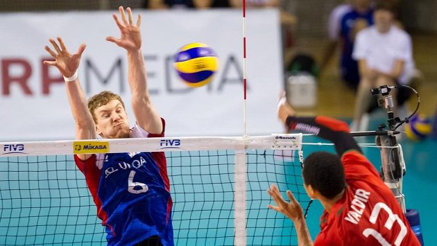 Český volejbalový reprezentant Karel Linz (vlevo) a Sequeira Valdir z Portugalska v utkání Světové ligy v Opavě. Český volejbalový reprezentant Karel Linz (vlevo) a Sequeira Valdir z Portugalska v utkání Světové ligy v Opavě.