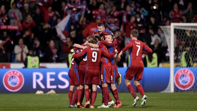 Čeští fotbalisté slaví vítězství nad Islandem. Čeští fotbalisté slaví vítězství nad Islandem.