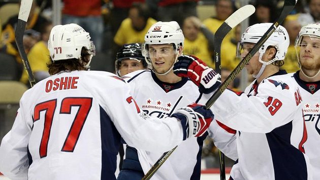 Andre Burakovsky (65) z Washingtonu se raduje po gólu proti Pittsburghu, vlevo T.J. Oshie (77) a Nicklas Bäckström (19). Andre Burakovsky (65) z Washingtonu se raduje po gólu proti Pittsburghu, vlevo T.J. Oshie (77) a Nicklas Bäckström (19).