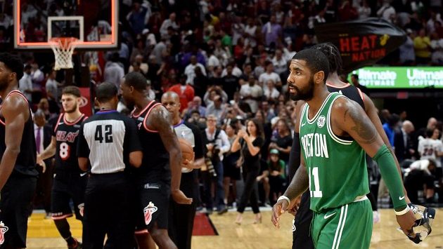 Hvězda Bostonu Kyrie Irving (11) odchází z palubovky Miami. Hvězda Bostonu Kyrie Irving (11) odchází z palubovky Miami.