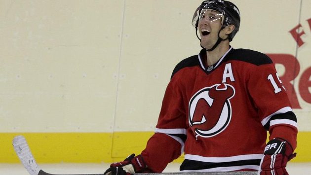 Travis Zajac se raduje z gólu v samostatných nájezdech, jímž rozhodl o výhře New Jersey nad New York Islanders. Travis Zajac se raduje z gólu v samostatných nájezdech, jímž rozhodl o výhře New Jersey nad New York Islanders.
