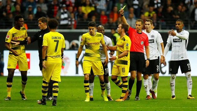 Fotbalisté Dortmundu vedli na hřišti Frankfurtu 2:0, nakonec ale o náskok přišli a brali jen bod za remízu 2:2. Marc Bartra právě vidí žlutou kartu. Fotbalisté Dortmundu vedli na hřišti Frankfurtu 2:0, nakonec ale o náskok přišli a brali jen bod za remízu 2:2. Marc Bartra právě vidí žlutou kartu.