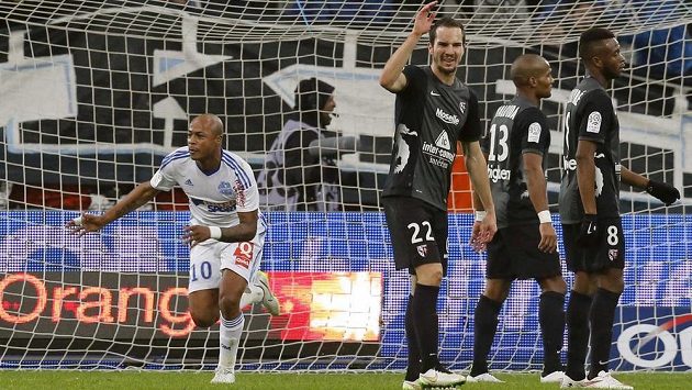 André Ayew (vlevo) z Marseille slaví svůj gól v duelu s FC Mety. André Ayew (vlevo) z Marseille slaví svůj gól v duelu s FC Mety.