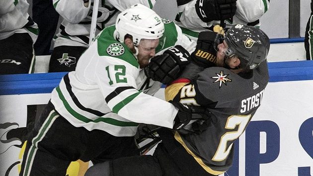 Hokejista Vegas Golden Knights Paul Stastny (26) je důrazně atakován Radkem Faksou (12) z týmu Dallas Stars. Hokejista Vegas Golden Knights Paul Stastny (26) je důrazně atakován Radkem Faksou (12) z týmu Dallas Stars.