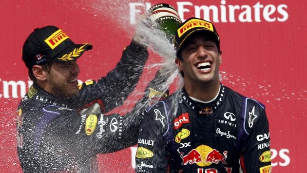 Sebastian Vettel (vlevo) připravil svému stájovému kolegovi z Red Bullu a vítězi Velké ceny Kanady Danielu Ricciardovi "povinnou koupel" v šampaňském. Sebastian Vettel (vlevo) připravil svému stájovému kolegovi z Red Bullu a vítězi Velké ceny Kanady Danielu Ricciardovi "povinnou koupel" v šampaňském.