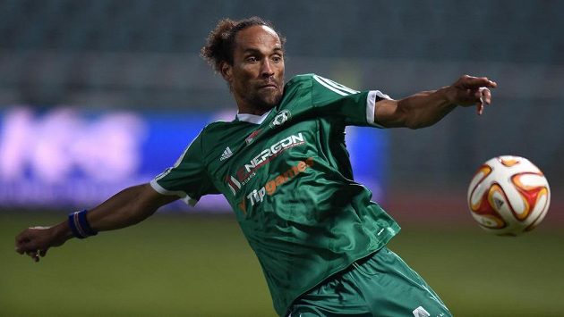 Obránce Fernando Neves v dresu Příbrami během utkání s Duklou Praha. Obránce Fernando Neves v dresu Příbrami během utkání s Duklou Praha.