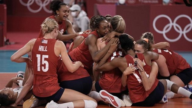 Americké volejbalistky se radují ze zisku zlaté medaile na olympiádě v Tokiu. Americké volejbalistky se radují ze zisku zlaté medaile na olympiádě v Tokiu.