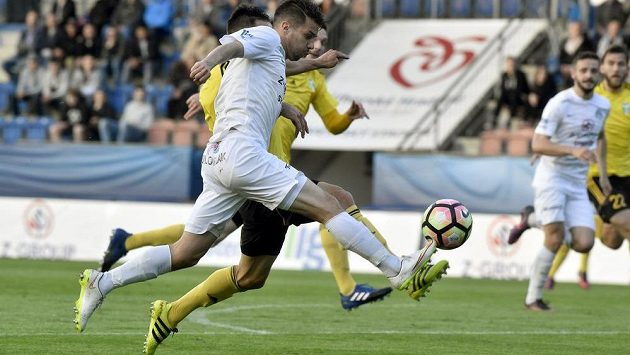 Jan Navrátil ze Slovácka v souboji s Pavlem Eismannem z Karviné v utkání 27. kola první fotbalové ligy. Jan Navrátil ze Slovácka v souboji s Pavlem Eismannem z Karviné v utkání 27. kola první fotbalové ligy.