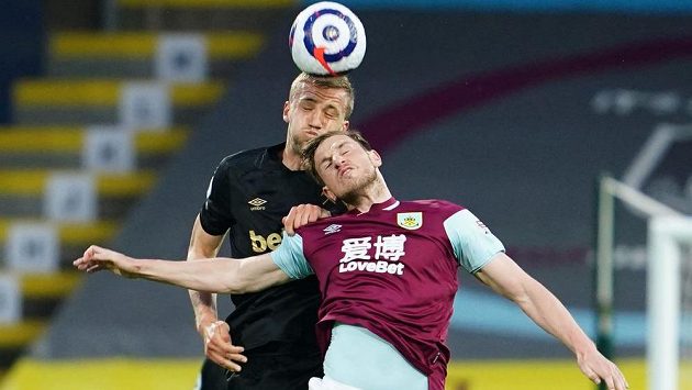 Tomáš Souček (vzadu) z West Hamu a Chris Wood z Burnley. Tomáš Souček (vzadu) z West Hamu a Chris Wood z Burnley.