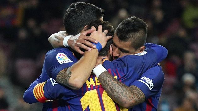 Paulinho (vpravo) se spoluhráči z Barcelony Lionelem Messim (zády) a Luisem Suárezem oslavují gól. Paulinho (vpravo) se spoluhráči z Barcelony Lionelem Messim (zády) a Luisem Suárezem oslavují gól.
