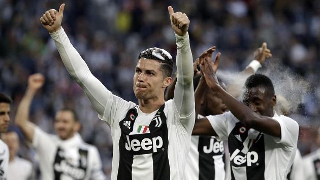 Hvězda Juventusu Cristiano Ronaldo slaví mistrovský titul v Itálii. Hvězda Juventusu Cristiano Ronaldo slaví mistrovský titul v Itálii.