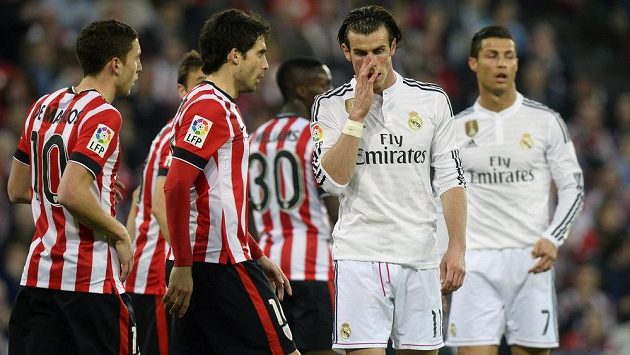 Rozpačité hvězdy Realu Madrid Gareth Bale (druhý zprava) a Cristiano Ronaldo (vpravo) během ligového utkání proti Bilbau. Rozpačité hvězdy Realu Madrid Gareth Bale (druhý zprava) a Cristiano Ronaldo (vpravo) během ligového utkání proti Bilbau.
