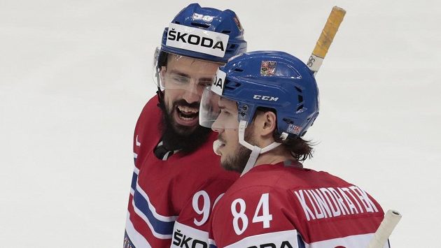Útočník české hokejové reprezentace Richard Jarůšek (vlevo) a obránce Tomáš Kundrátek. Útočník české hokejové reprezentace Richard Jarůšek (vlevo) a obránce Tomáš Kundrátek.