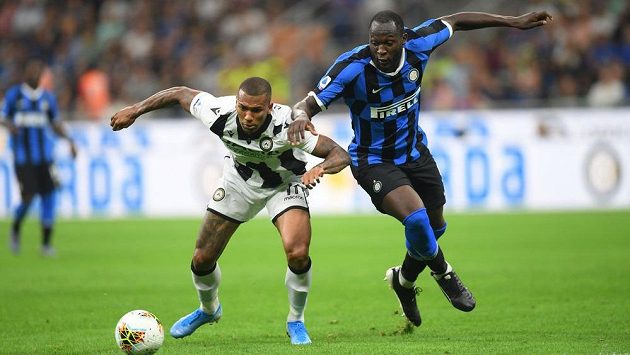 Útočník Interu Romelu Lukaku (vpravo) v utkání proti Udine. Útočník Interu Romelu Lukaku (vpravo) v utkání proti Udine.