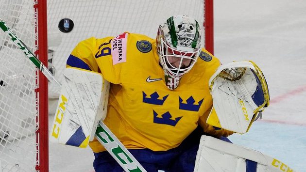 Švédský brankář Adam Reideborn při utkání se Slováky. Švédský brankář Adam Reideborn při utkání se Slováky.