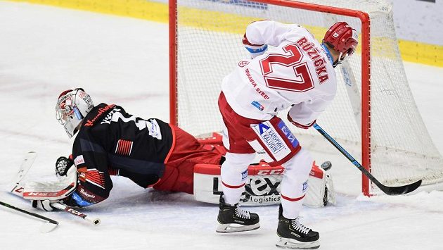 Martin Růžička (vpravo) z Třince střílí gól, vlevo je brankář Hradce Králové Štěpán Lukeš. Martin Růžička (vpravo) z Třince střílí gól, vlevo je brankář Hradce Králové Štěpán Lukeš.