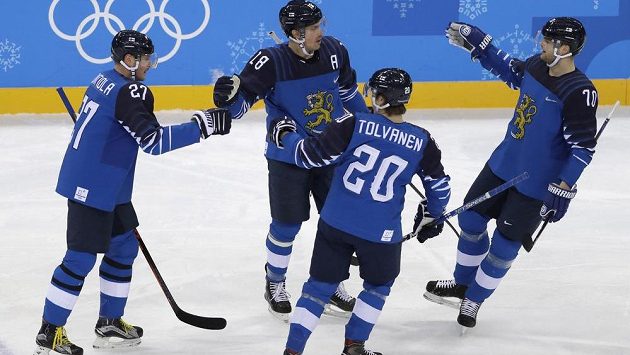 Hokejisté Finska slaví gól v utkání olympijského turnaje s Německem. Hokejisté Finska slaví gól v utkání olympijského turnaje s Německem.