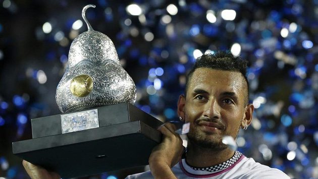 Australský bouřlivák Nick Kyrgios s trofejí pro vítěze turnaje v Acapulcu. Australský bouřlivák Nick Kyrgios s trofejí pro vítěze turnaje v Acapulcu.