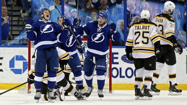 Ondřej Palát (vlevo) z Tampy Bay oslavuje vstřelený gól v utkání proti Bostonu. Ondřej Palát (vlevo) z Tampy Bay oslavuje vstřelený gól v utkání proti Bostonu.