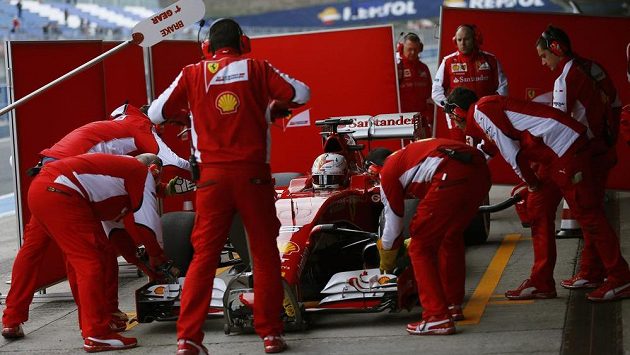 Sebastian Vettel v péči mechaniků Ferrari při testech v Jerezu. Sebastian Vettel v péči mechaniků Ferrari při testech v Jerezu.