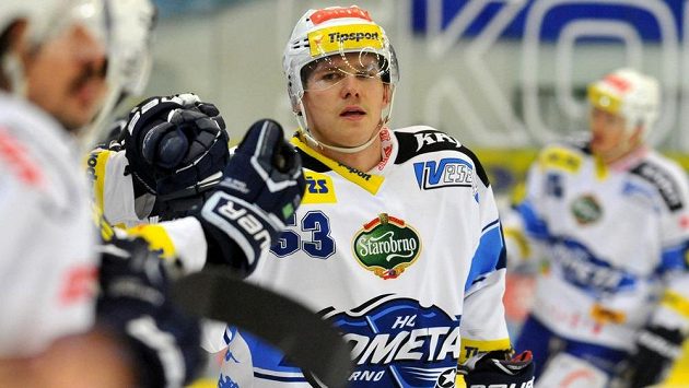 Vojtěch Němec z Komety Brno přijímá gratulace svých spoluhráčů (ilustrační foto). Vojtěch Němec z Komety Brno přijímá gratulace svých spoluhráčů (ilustrační foto).