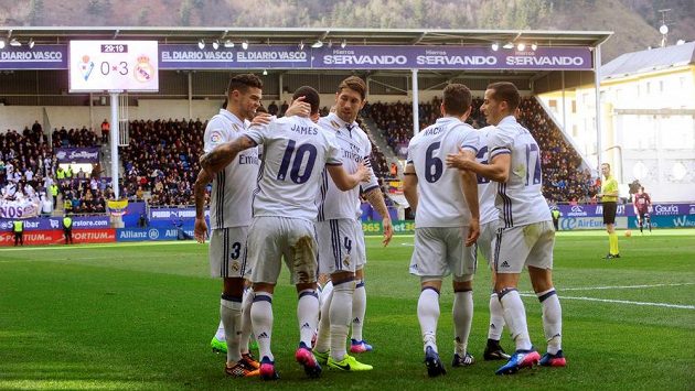 Radost hráčů Realu Madrid z gólu na hřišti Eibaru. Radost hráčů Realu Madrid z gólu na hřišti Eibaru.