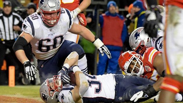 Rex Burkhead (34) z New England Patriots skóruje proti Kansas City. Rex Burkhead (34) z New England Patriots skóruje proti Kansas City.