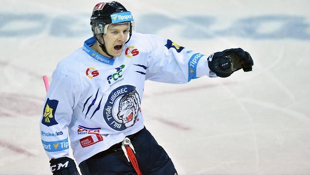 Hokejový útočník Michal Bulíř podepsal novou tříletou smlouvu s mistrovským Libercem. Hokejový útočník Michal Bulíř podepsal novou tříletou smlouvu s mistrovským Libercem.