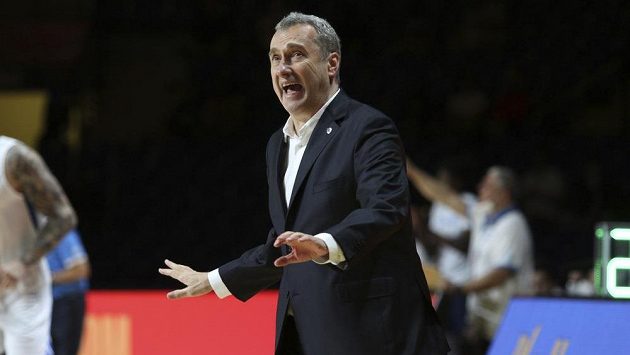 Trenér české basketbalové reprezentace Ronen Ginzburg během zápasu s Řeckem. Trenér české basketbalové reprezentace Ronen Ginzburg během zápasu s Řeckem.
