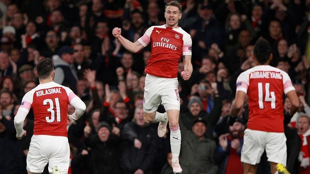 Hvězda Kanonýrů Pierre-Emmerick Aubameyang musí mít pořádně zamotanou hlavu. Poslechne našeptávače a odejde z Arsenalu? Hvězda Kanonýrů Pierre-Emmerick Aubameyang musí mít pořádně zamotanou hlavu. Poslechne našeptávače a odejde z Arsenalu?