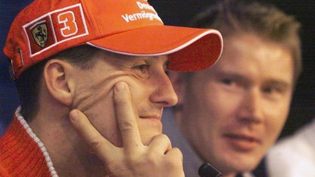Michael Schumacher a Mika Häkkinen (v pozadí) na snímku z roku 2000 před Velkou cenou Evropy na Nürburgringu. Michael Schumacher a Mika Häkkinen (v pozadí) na snímku z roku 2000 před Velkou cenou Evropy na Nürburgringu.