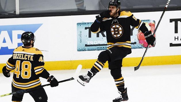 Je to tam! Český útočník Bostonu David Pastrňák oslavuje svůj gól v utkání 2. kola play off NHL proti NY Islanders. Je to tam! Český útočník Bostonu David Pastrňák oslavuje svůj gól v utkání 2. kola play off NHL proti NY Islanders.
