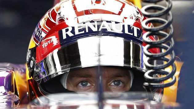 Německý pilot Sebastian Vettel při tréninku na Velkou cenu Japonska. Německý pilot Sebastian Vettel při tréninku na Velkou cenu Japonska.