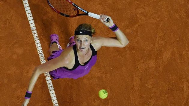 Petra Kvitová servíruje. Petra Kvitová servíruje.
