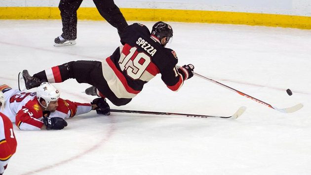Kapitán Ottawy Senators Jason Spezza v duelu s Floridou. Kapitán Ottawy Senators Jason Spezza v duelu s Floridou.