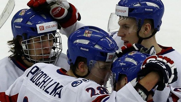 Čeští hokejisté do 20 let (zleva) David Pastrňák, Martin Procházka, Petr Šidlík a Ronald Knot se radují z branky do slovenské sítě. Čeští hokejisté do 20 let (zleva) David Pastrňák, Martin Procházka, Petr Šidlík a Ronald Knot se radují z branky do slovenské sítě.