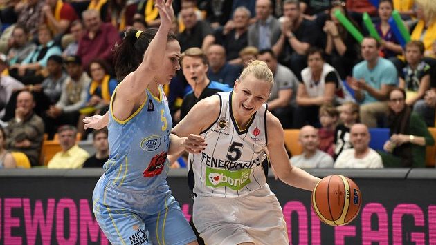 Basketbalistka USK Praha Sonja Petrovičová (vlevo) brání Agnieszku Bibrzyckou z Fenerbahce - ilustrační snímek. Basketbalistka USK Praha Sonja Petrovičová (vlevo) brání Agnieszku Bibrzyckou z Fenerbahce - ilustrační snímek.